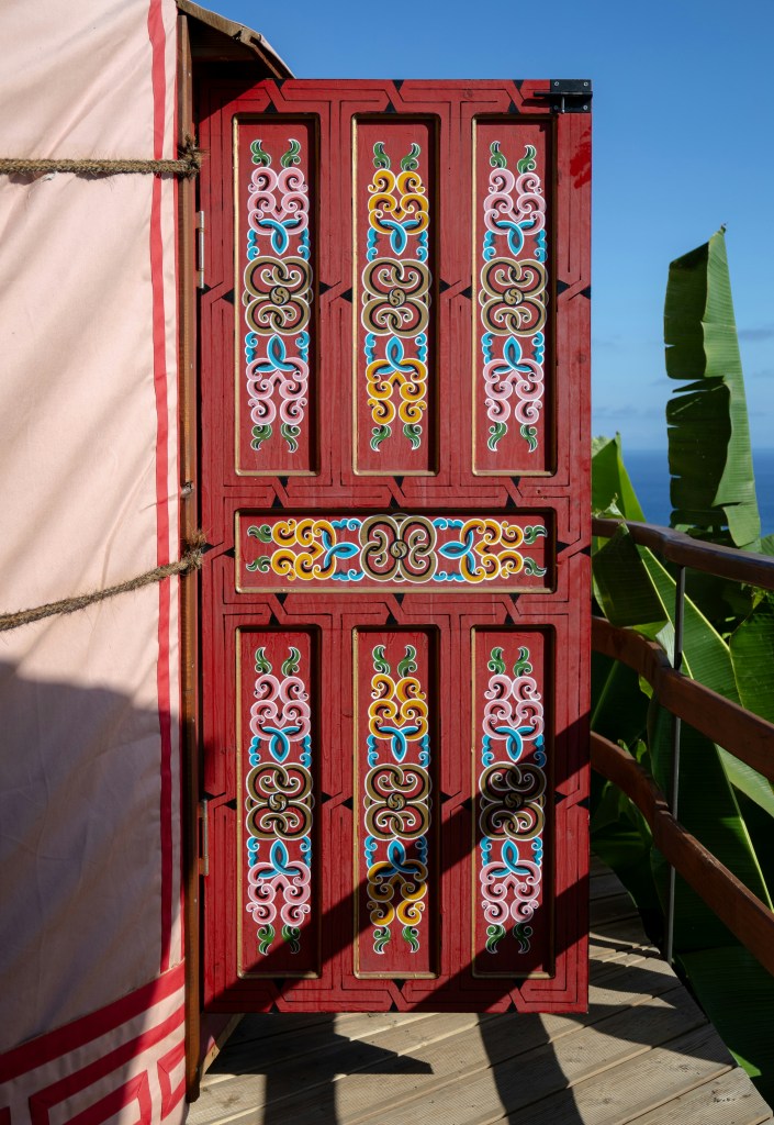 Reste la. Avec ses emotions parfois bouleversantes. 